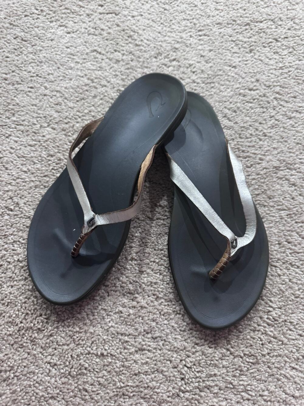 OluKai Ho'Opio Silver Leather Strap Flip Flops Thong Sandals Women's Size 8